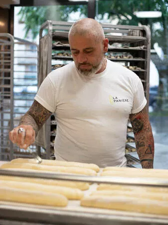 Boulanger au sein d'un magasin