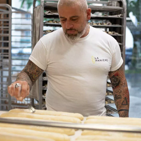 Boulanger au sein d'un magasin
