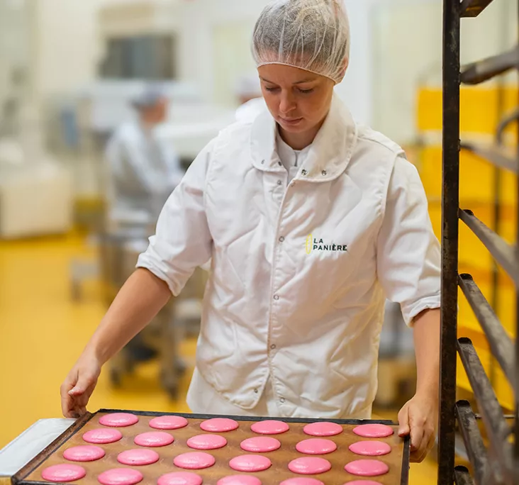 Emy préparation des coques de macaron framboise