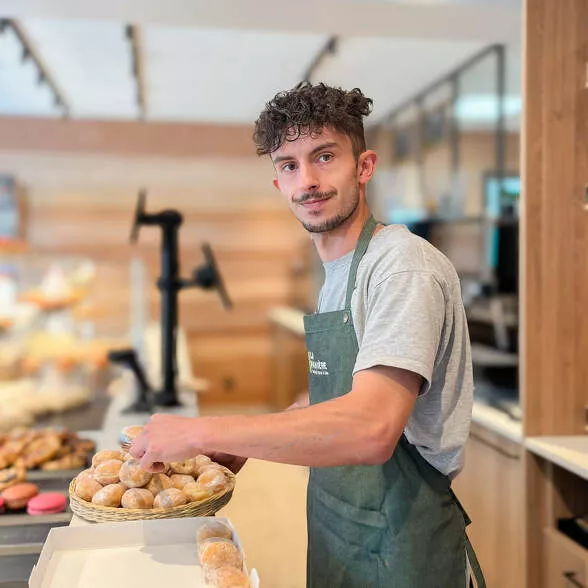 Vendeur au magasin des Bressis à Cran-Gevrier