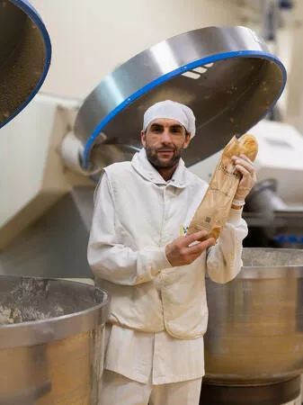 Boulanger au sein de l'atelier de fabrication