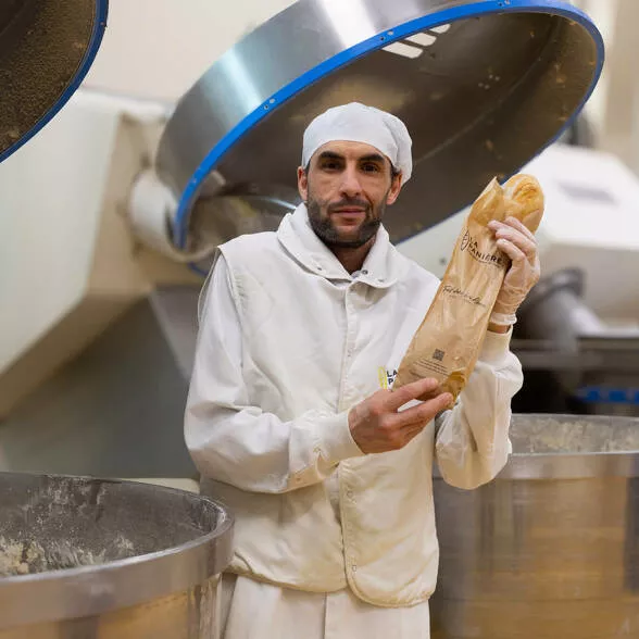 Boulanger au sein de l'atelier de fabrication